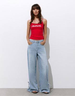 Weit geschnittene Jeans in Blassblau mit Schleifen Blau 34