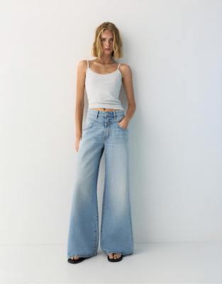 Pull & Bear - Weit geschnittene Jeans in Blassblau mit Ziernaht