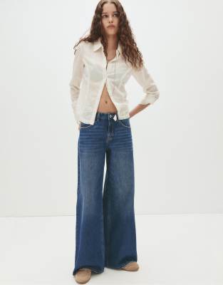 Pull & Bear - Weit geschnittene Jeans in Dunkelblau mit niedrigem Bund