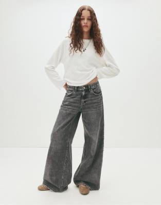 Pull & Bear - Weit geschnittene Jeans in Grau mit niedrigem Bund
