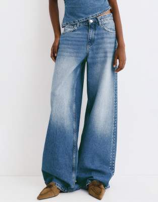 Pull & Bear - Weit geschnittene Jeans in Mittelblau mit Nietenbesatz