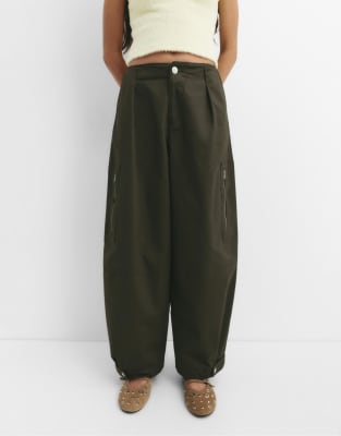 Pull & Bear - Weite Cargohose in Khaki mit Falten-Grün
