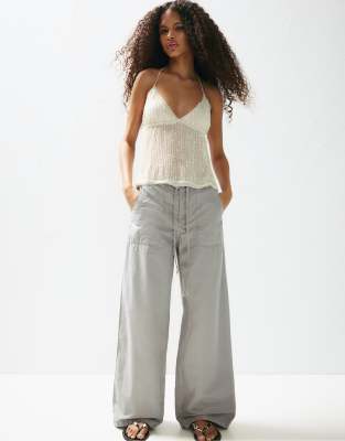 Pull & Bear - Weite Hose aus Popeline in Grau