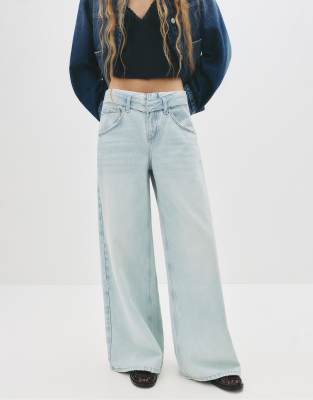 Pull & Bear - Weite Jeans in Blassblau mit umgeschlagenem Tunnelzug-Bund