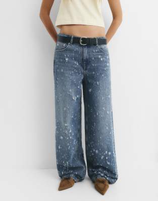 Pull & Bear - Weite Jeans in grünlichem Blau mit Zierriss-Design