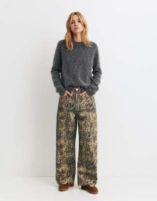 Pull & Bear - Weite Jeans in Khaki mit Leopardenmuster-Grün
