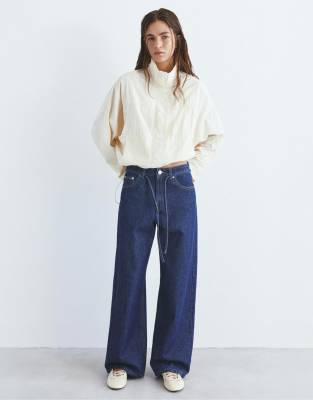 Pull & Bear - Weite Jeans in Marineblau mit Gürtel