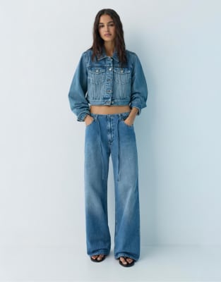 Pull & Bear - Weite Jeans in Mittelblau mit Tunnelzug