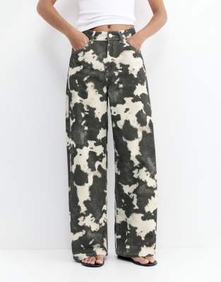 Pull & Bear - Weite Jeans mit Kuhfellmuster in Weiß/Schwarz-Bunt