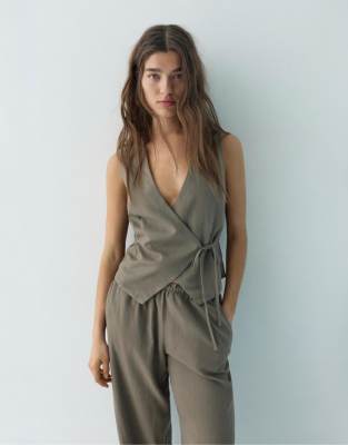 Pull & Bear - Weste aus Leinenmix in Maulwurfbraun mit seitlichem Bindedetail-Brown
