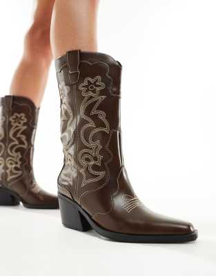 Pull & Bear - Western-Cowboystiefel in Dunkelbraun mit gesticktem Detail-Brown