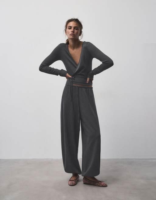 Pull&Bear Wickeloberteil mit Gürtel in Grau, 2 von 7