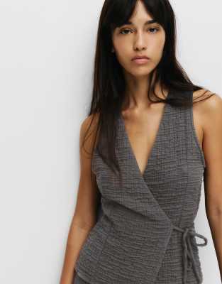 Pull & Bear - Wickelweste in meliertem Grau mit Knitteroptik