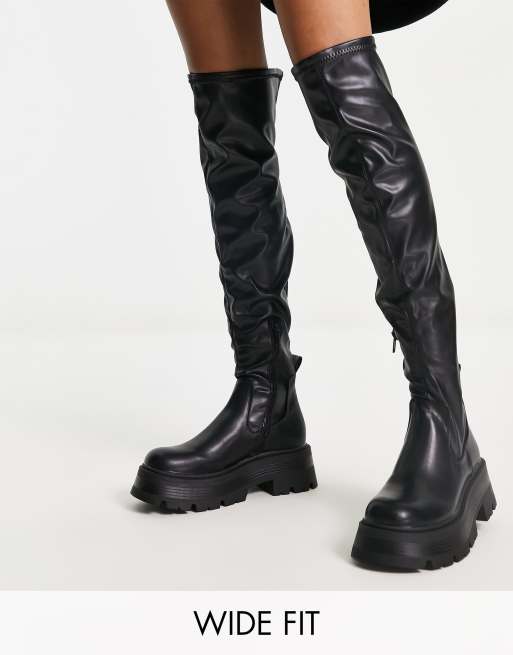 Pull&Bear Wide Fit – Oberschenkelhohe Stiefel in Schwarz mit dicker Sohle