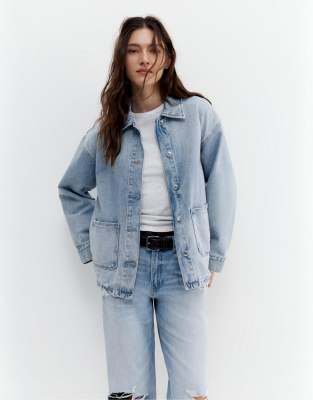 Pull & Bear - Worker-Jeanshemdjacke in Blassblau