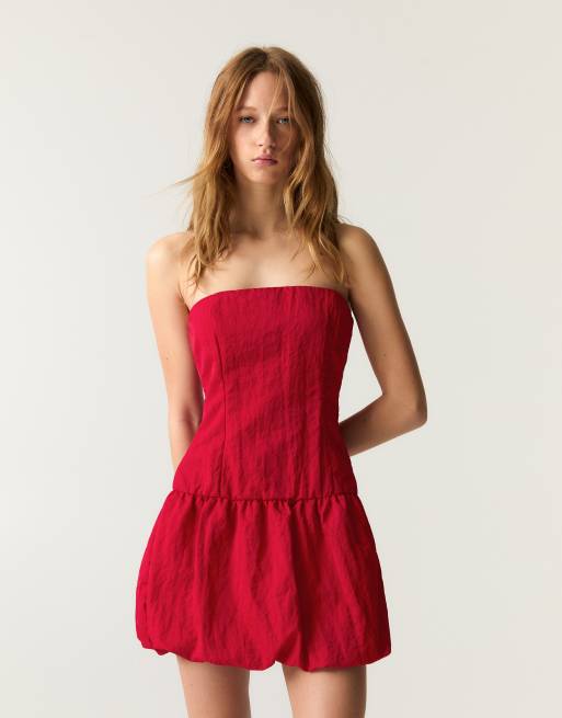 Pull&Bear x Dixie D'Amelio – Trägerloses Minikleid in Rot mit Ballonsaum