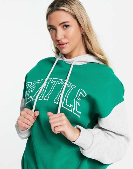 Pull&Bear – Zielona bluza z kapturem oversize z napisem i kontrastowymi rękawami