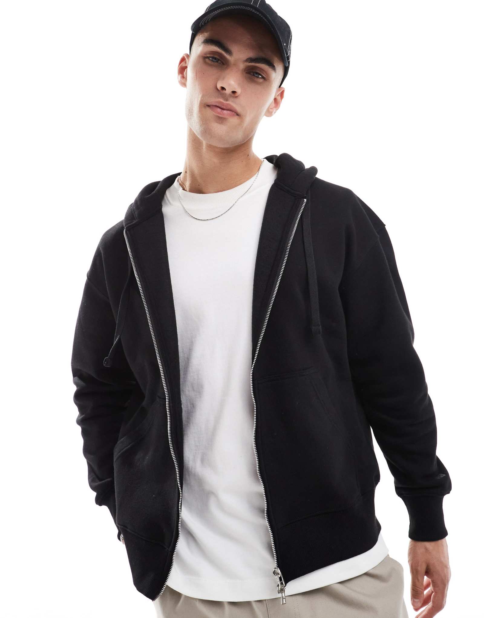 Толстовка с капюшоном на молнии Pull-Bear черного цвета 7690₽