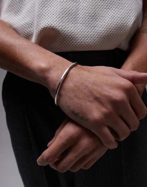 Pulsera abierta cilíndrica con diseño minimalista de plata de ley de ARKET
