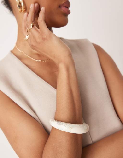 Pulsera color crema rígida de resina de DesignB London