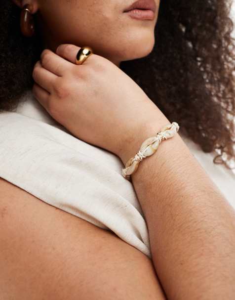 Pulsera con diseño de conchas sintéticas y cuentas doradas de ASOS DESIGN Curve - view 1