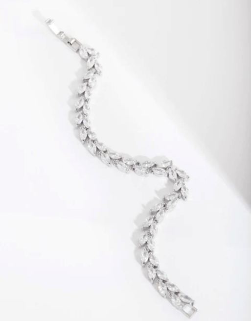 Pulsera de tenis plateada con hilera de pétalos de cristales estilo diamantes Rhodium de Lovisa , 2 de 3