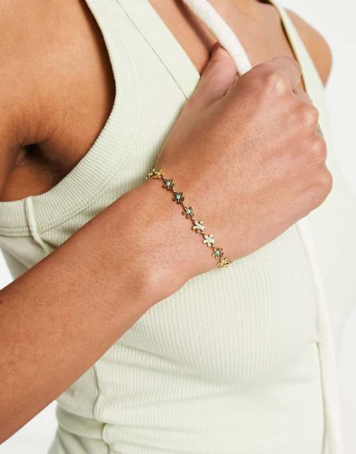 Pulsera dorada chapada en oro con diseño floral de Petit Moments, 4 de 4