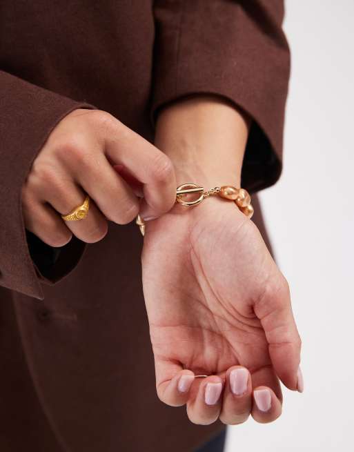 Pulsera dorada con cierre en forma de T y detalle de perlas de imitación de ASOS DESIGN, 3 de 3