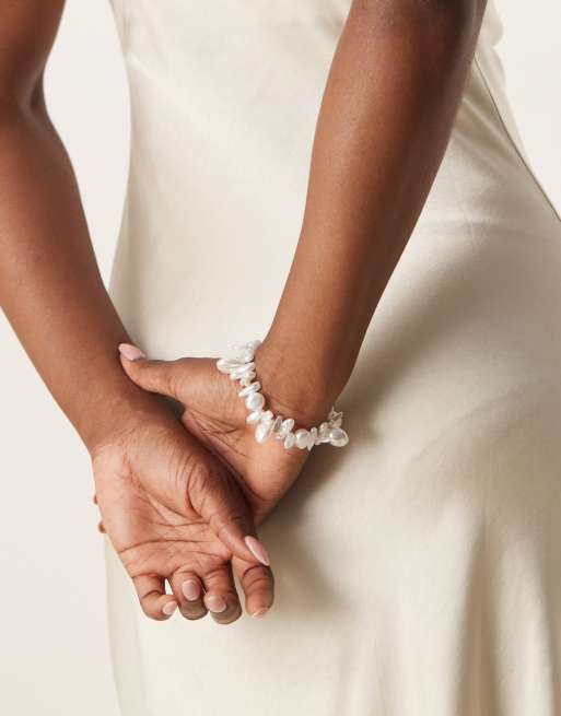 Pulsera dorada con detalle de barra en forma de T y perlas de imitación de ASOS DESIGN, 3 de 3