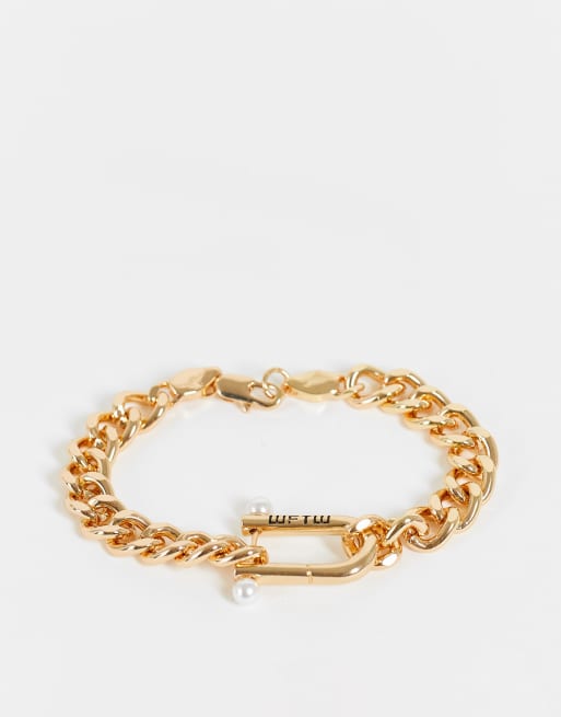 Pulsera dorada con detalle de perlas y cierre de mosquetón de WFTW
