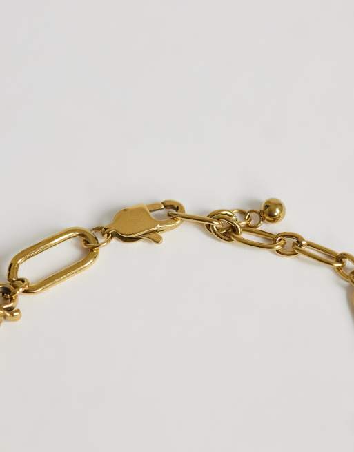 Pulsera dorada de cadena con charms de acero inoxidable resistente al agua Casidy de Topshop, 3 de 3