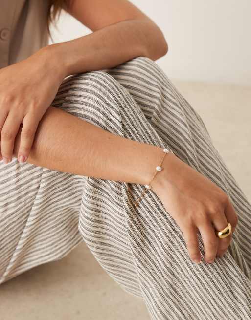 Pulsera dorada de cadena con perlas pequeñas de imitación de acero inoxidable resistente al agua de ASOS DESIGN, 3 de 3