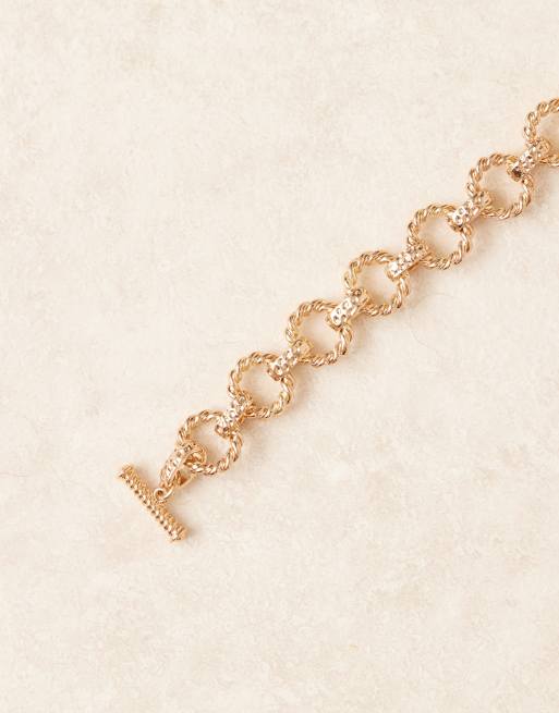 Pulsera dorada de cadena texturizada con barra en forma de "T" de Accessorize, 2 de 3