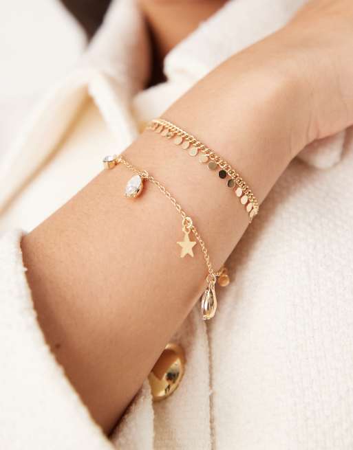 Pulsera dorada de varias hileras con charms de estilo celestial y circulares de DesignB London