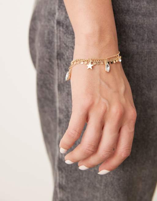 Pulsera dorada de varias hileras con charms de estilo celestial y circulares de DesignB London, 2 de 4