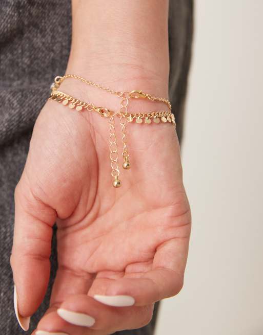 Pulsera dorada de varias hileras con charms de estilo celestial y circulares de DesignB London, 4 de 4