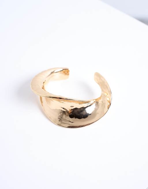 Pulsera dorada gruesa con diseño retorcido Bianca de Topshop, 2 de 3