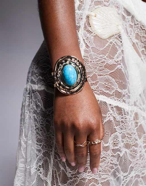 Pulsera dorada gruesa estilo brazalete con piedra turquesa de South Beach, 2 de 3