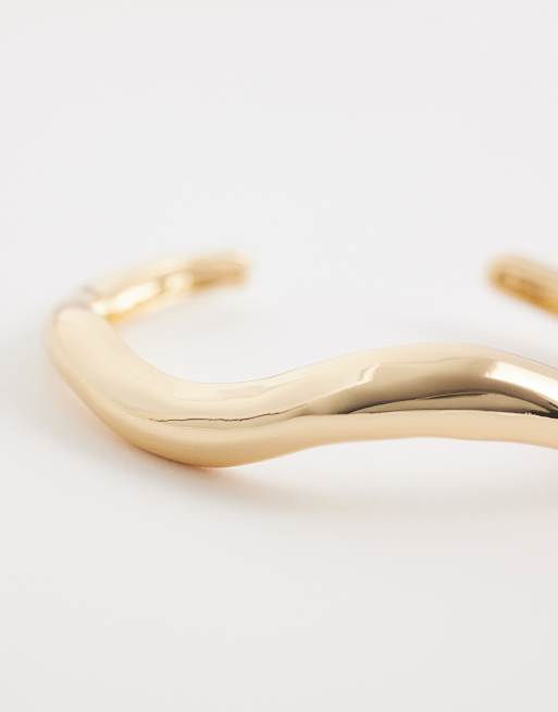 Pulsera dorada rígida abierta efecto fundido de DesignB London, 3 de 3