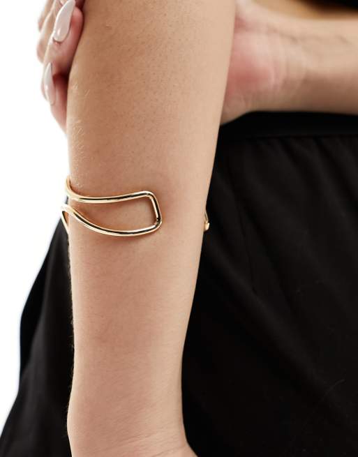 Pulsera dorada rígida con diseño de alambres abstractos de ASOS DESIGN, 4 de 4