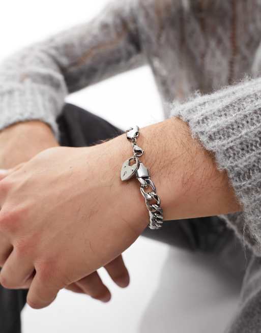 Pulsera plateada con medallón en forma de corazón de acero inoxidable de Icon Brand