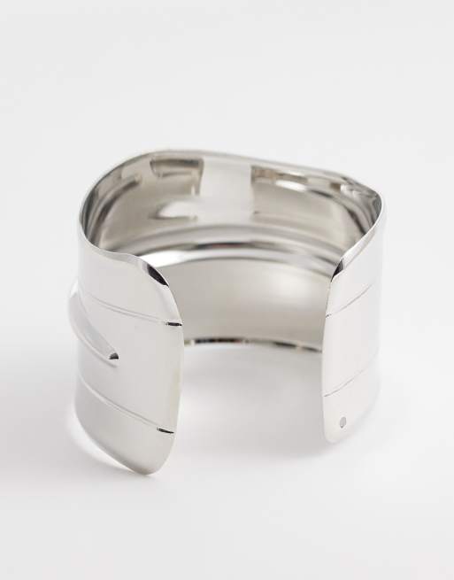 Pulsera plateada rígida abierta con diseño llamativo de DesignB London, 2 de 3