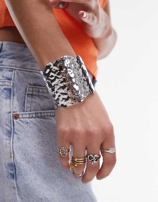 Pulsera plateada rígida con diseño repujado Bella de Topshop