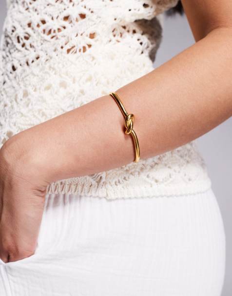 Pulsera rígida abierta con detalles anudados de acero inoxidable chapada en oro de Neck On The Line - view 1