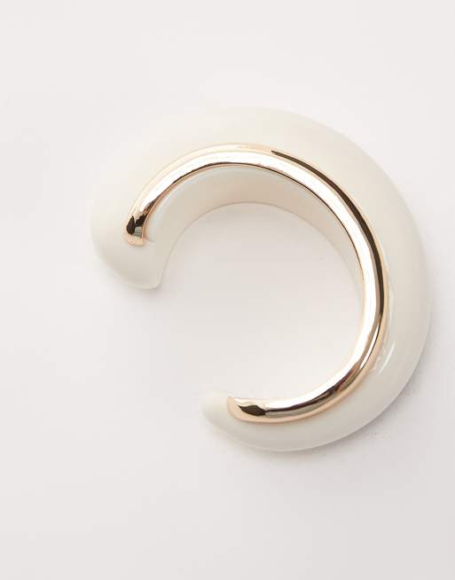 Pulsera rígida blanca de resina con ribete dorado de edición limitada de ASOS DESIGN, 3 de 3