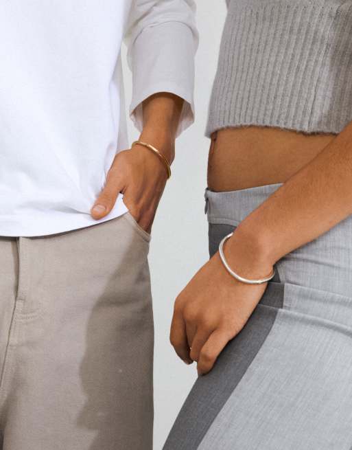Pulsera rígida chapada en oro Alaia de Pilgrim