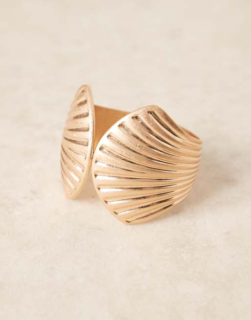 Pulsera rígida grande en tono dorado pulido con diseño de concha de ASOS DESIGN, 2 de 3