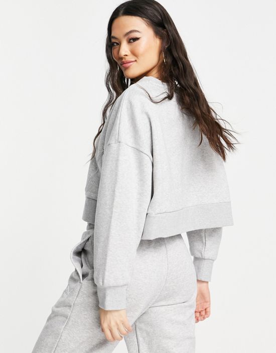 https://images.asos-media.com/products/puma-boxy-cropped-sweatshirt-in-gray-exclusive-to-asos/201266190-2?$n_550w$&wid=550&fit=constrain