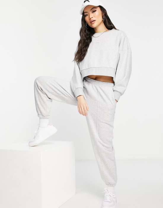 https://images.asos-media.com/products/puma-boxy-cropped-sweatshirt-in-gray-exclusive-to-asos/201266190-4?$n_550w$&wid=550&fit=constrain