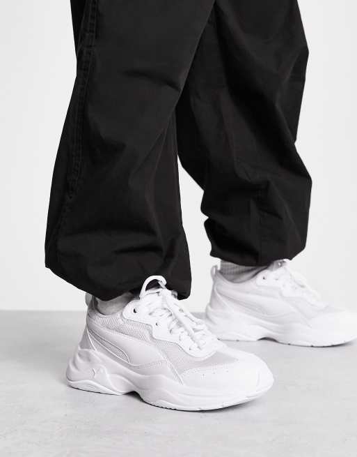 PUMA – Cilia – Vita och granolafärgade träningsskor/sneakers